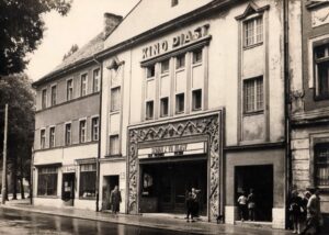 Kino "Piast" na początku lat 60. Na pierwszym planie zabytkowa fasada wykonana w stylu Art déco (Źródło- fotopolska.eu, autor: J. Siudecki )