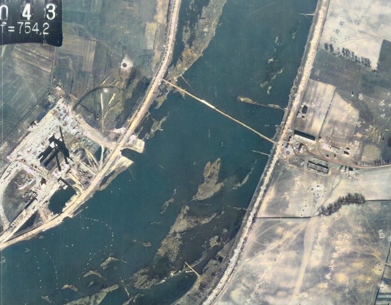 Zdjęcie lotnicze z kwietnia 1945 roku. Uwieczniono na nim zbombardowaną elektrownię oraz drewniany most tymczasowy, który łączył obydwa brzegi Odry. Na fotografii widoczne jest również późniejsze Rybojedzko.