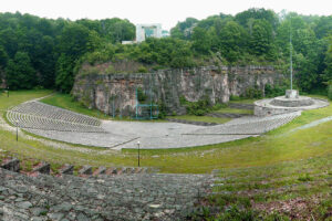 Amfiteatr na Górze Świętej Anny w województwie opolskim. To jeden z dwóch tego typu obiektów (obok Ośna), które znajdują się na obszarze współczesnej Polski. CC BY-SA 4.0